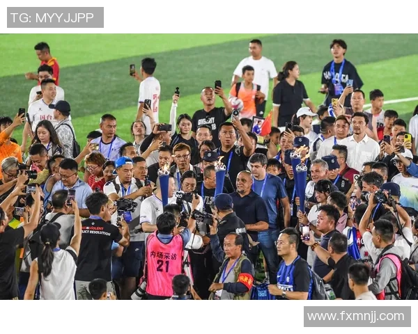 高峰：从草根球员到职业足球明星的奋斗历程与成长故事